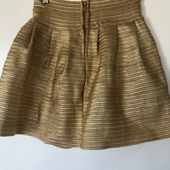 Pleated gold skirt - Picture 3 of 4